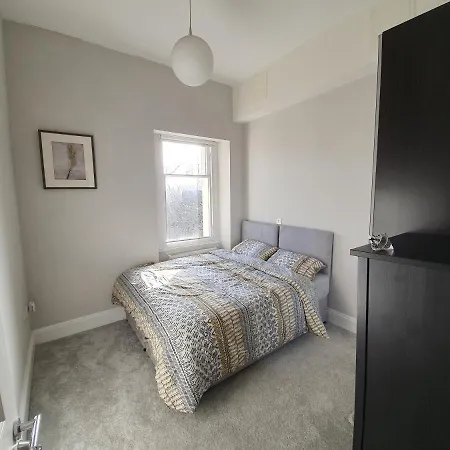 Executive In Clifton